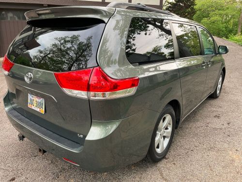 2011 toyota sienna le