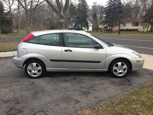 2004 ford focus zx3 hatchback 3-door 2.0l fwd 5 speed silver sunroof