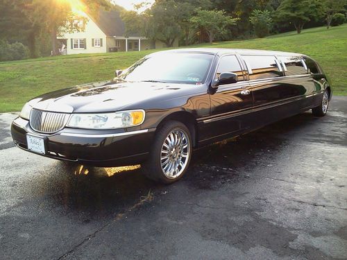 Lincoln town car 120 10 passenger limousine