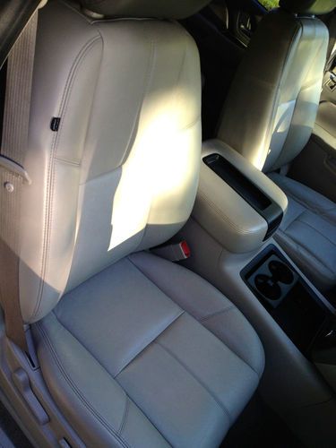 2010 Chevrolet Suburban 1500 LT Sport Utility 4-Door 5.3L, image 17
