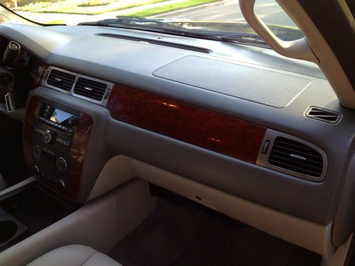 2010 Chevrolet Suburban 1500 LT Sport Utility 4-Door 5.3L, image 18
