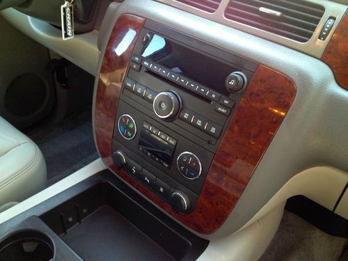 2010 Chevrolet Suburban 1500 LT Sport Utility 4-Door 5.3L, image 19