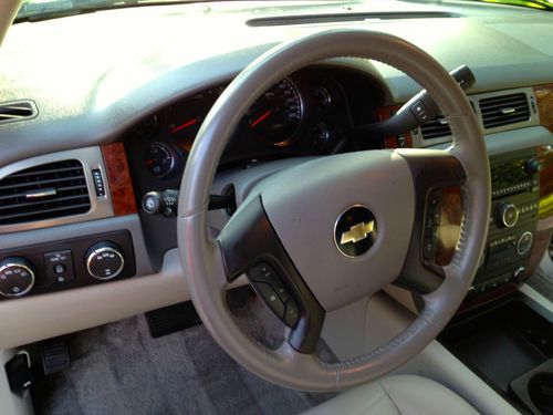 2010 Chevrolet Suburban 1500 LT Sport Utility 4-Door 5.3L, image 21