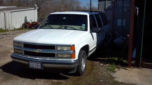 1999 White Chevrolet Suburban, image 2