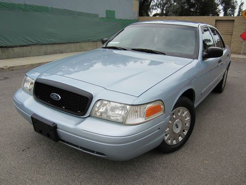 2005 ford crown victoria (p71) in immaculate conditions!!