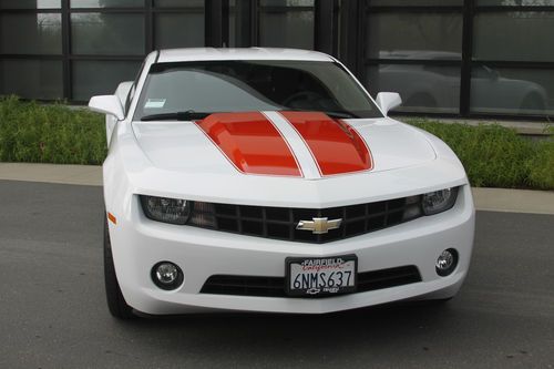 2010 chevrolet camaro lt coupe 2-door 3.6l - white with orange hugger stripes