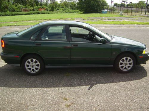 Green volvo s40