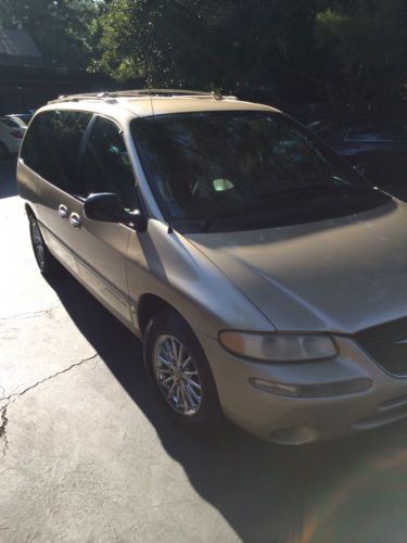 1999 Chrysler Town & Country Limited, image 2