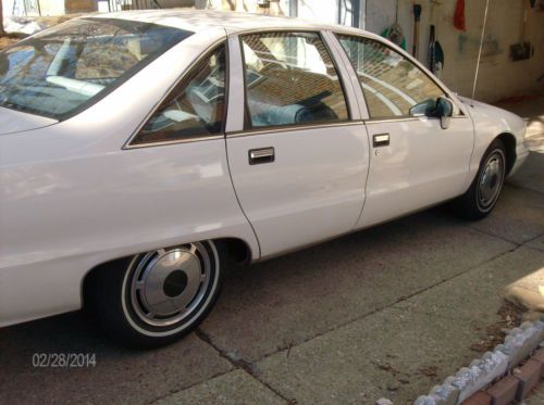 1992 chevrolet caprice base sedan 4-door 5.0l very low miles!!