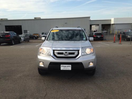 Carfax One-Owner Stability Control Mp3 Decoder Satellite Radio Climate Control, image 2