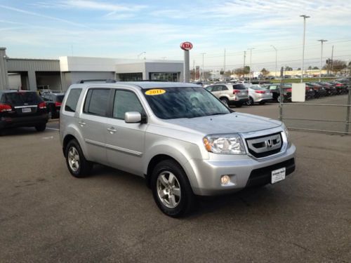 Carfax One-Owner Stability Control Mp3 Decoder Satellite Radio Climate Control, image 3