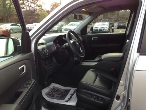 Carfax One-Owner Stability Control Mp3 Decoder Satellite Radio Climate Control, image 25