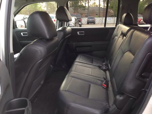 Carfax One-Owner Stability Control Mp3 Decoder Satellite Radio Climate Control, image 30