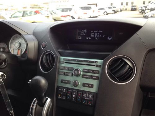 Carfax One-Owner Stability Control Mp3 Decoder Satellite Radio Climate Control, image 35