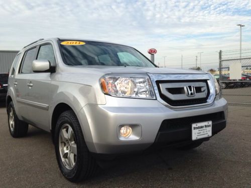 Carfax One-Owner Stability Control Mp3 Decoder Satellite Radio Climate Control, image 37