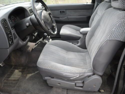 1997 Nissan Pickup XE Standard Cab Pickup 2-Door 2.4L, image 10