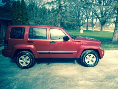 2010 jeep liberty sport low low miles!!!!