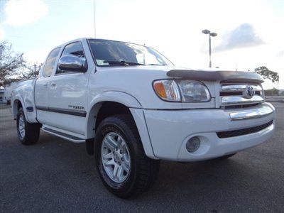 2004 toyota tundra extended cab truck... car fax certified... one owner...