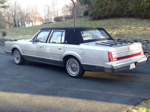 1989 Lincoln Town Car Signature Sedan 4-Door 5.0L, image 2