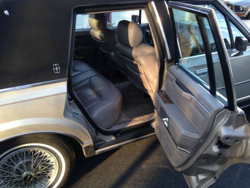 1989 Lincoln Town Car Signature Sedan 4-Door 5.0L, image 4