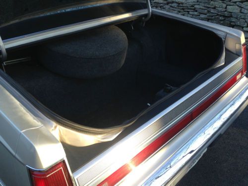 1989 Lincoln Town Car Signature Sedan 4-Door 5.0L, image 7