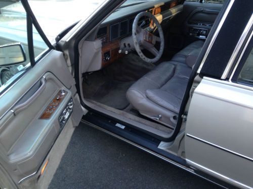 1989 Lincoln Town Car Signature Sedan 4-Door 5.0L, image 8