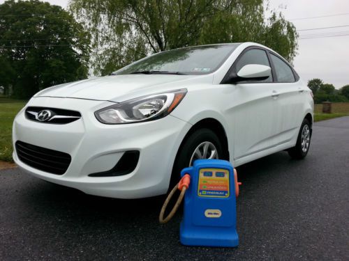 2013 hyundai accent gls sedan 4-door 1.6l 13,000 original one owner miles