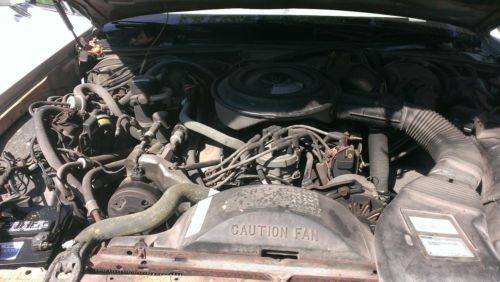1985 Lincoln Town Car Signature Sedan 4-Door 5.0L, image 3