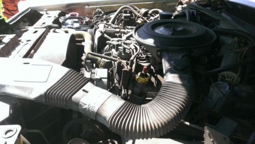 1985 Lincoln Town Car Signature Sedan 4-Door 5.0L, image 4