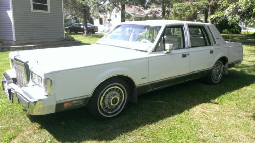1985 Lincoln Town Car Signature Sedan 4-Door 5.0L, image 7