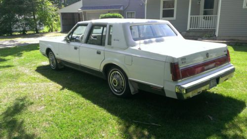 1985 Lincoln Town Car Signature Sedan 4-Door 5.0L, image 8