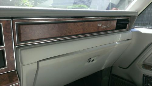 1985 Lincoln Town Car Signature Sedan 4-Door 5.0L, image 13
