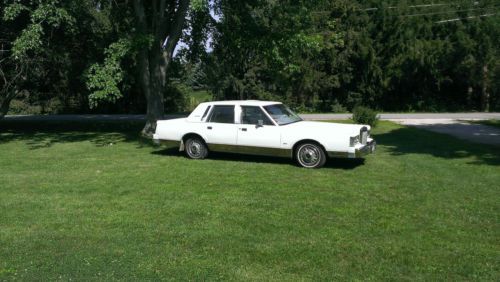 1985 Lincoln Town Car Signature Sedan 4-Door 5.0L, image 20
