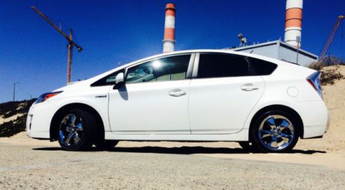 2010 toyota prius iv hatchback 4-door 1.8l - white, very good condition