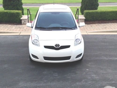 2010 toyota yaris one of a kind 1 owner bluetooth phone dealer installed sunroof