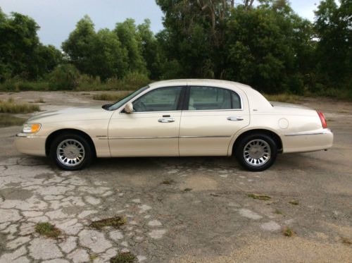 2002 lincoln town car == cartier == florida car == $3900 obo