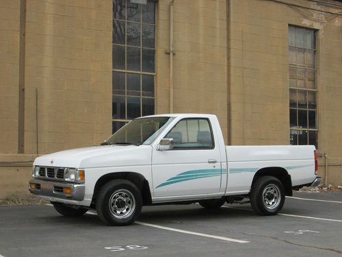 1995 nissan pick-up 29k miles!! garage kept pickup 2-door 2.4l 2wd auto