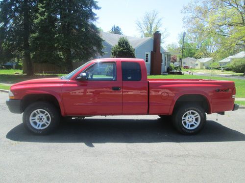 2003 dodge dakota extended (4x4) --3.9l v6 engine...low reserve...will sell