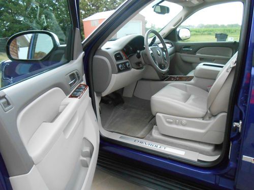 2010 Chevrolet Tahoe LTZ Sport Utility 4-Door 5.3L 4X4 Mint Condition Loaded dvd, image 5