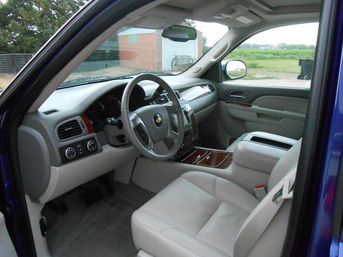 2010 Chevrolet Tahoe LTZ Sport Utility 4-Door 5.3L 4X4 Mint Condition Loaded dvd, image 6