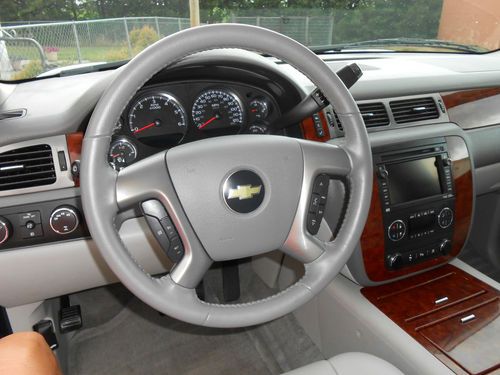 2010 Chevrolet Tahoe LTZ Sport Utility 4-Door 5.3L 4X4 Mint Condition Loaded dvd, image 7