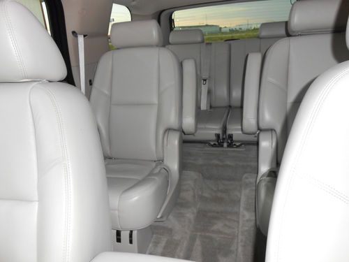 2010 Chevrolet Tahoe LTZ Sport Utility 4-Door 5.3L 4X4 Mint Condition Loaded dvd, image 11