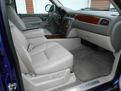 2010 Chevrolet Tahoe LTZ Sport Utility 4-Door 5.3L 4X4 Mint Condition Loaded dvd, image 12