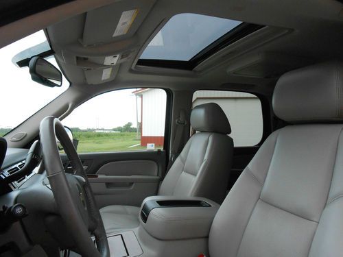 2010 Chevrolet Tahoe LTZ Sport Utility 4-Door 5.3L 4X4 Mint Condition Loaded dvd, image 15