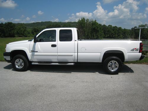 2007 chevy silverado 35k miles 2500hd 4 x 4 diesel ext. cab long bed 8ft plow