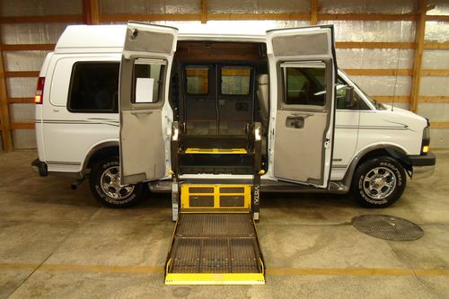 2005 gmc savana 2500 wheelchair handicap van raised doors low miles!!!