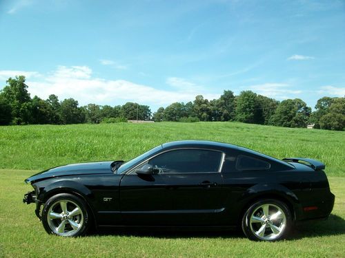 2006 Ford Mustang GT Coupe 2-Door 4.6L Salvage,Rebuildable,Damaged., image 2