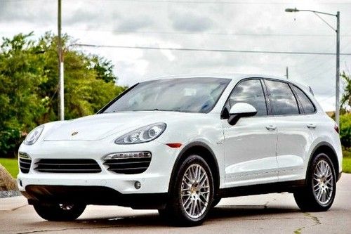 Cayenne hybrid s! 4000 miles! white on black! loaded!