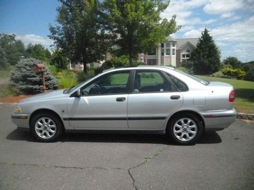 2000 volvo s40, 1 owner, only 79k miles runs and drives great, car is mint