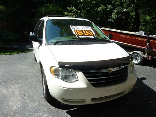 Chrysler town &amp; country van stow and go seats remote start low miliage